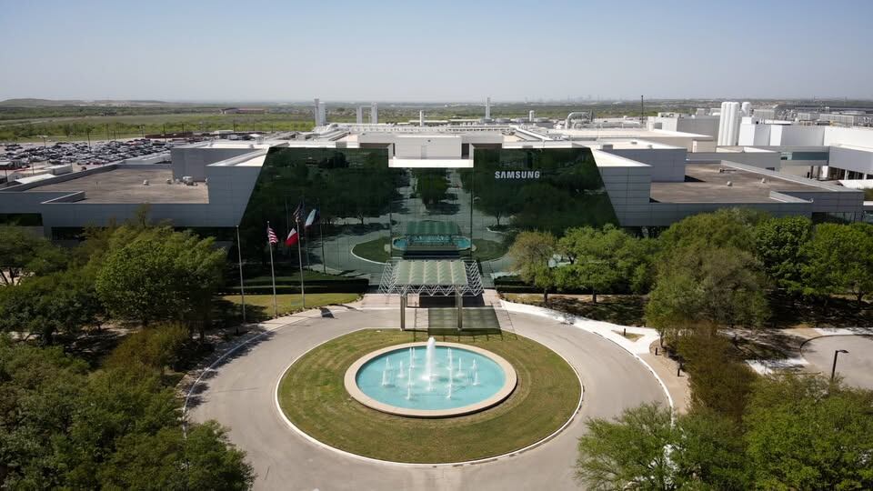 Actualmente, Samsung fabrica AI4 y espera que con el nuevo contrato con Tesla su producción del chip AI6 comience en 2026