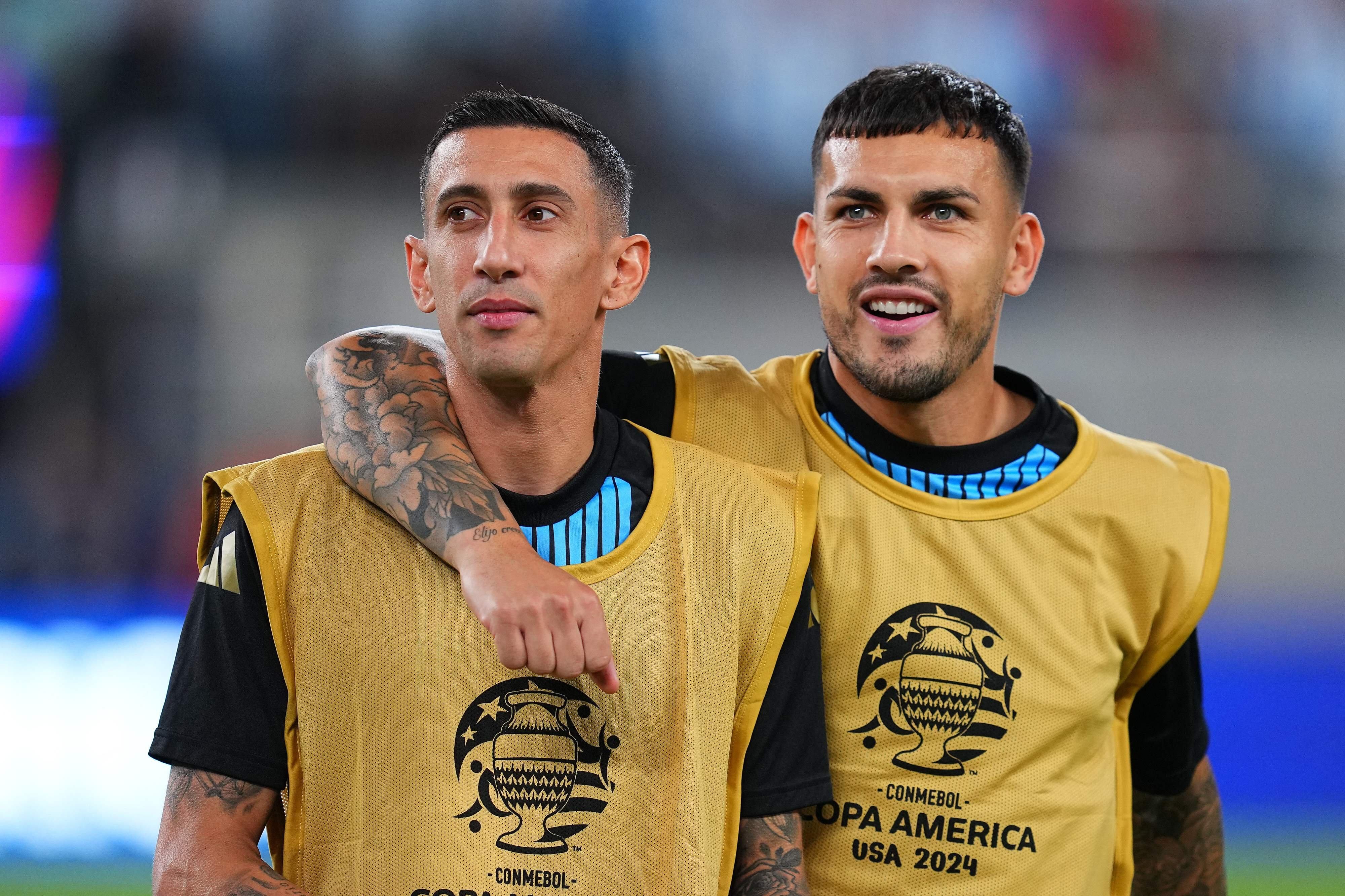 Ángel Di María y Leandro Paredes serán titulares esta noche frente a Perú; el zurdo quedará solo en la tercera posición de partidos en el seleccionado, con 144, y el diestro festejará jugando sus 30 años de edad.