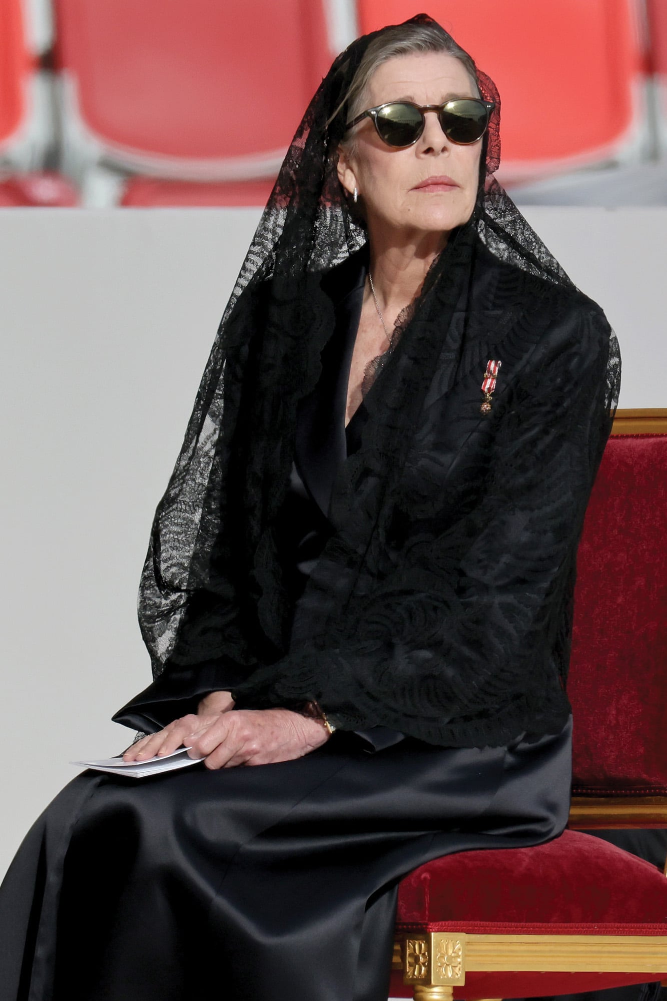 Carolina
también optó por
un traje de Chanel
de saco y falda
confeccionada en
micado de seda