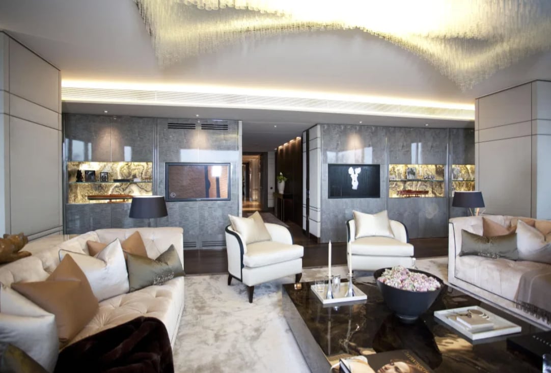 Así es el living de una de las unidades de lujo. Crédito: The Sun