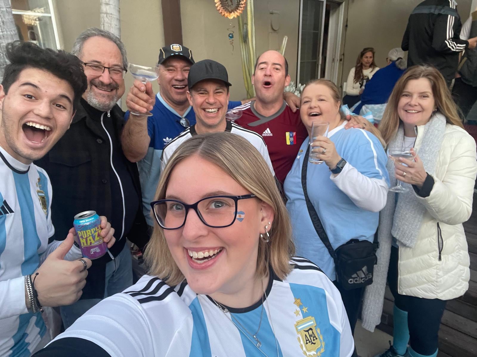 A pesar de ser ciudadana naturalizada, Sime se define como “argentina por nacimiento, amor y elección” y “futbolera del alma”.
