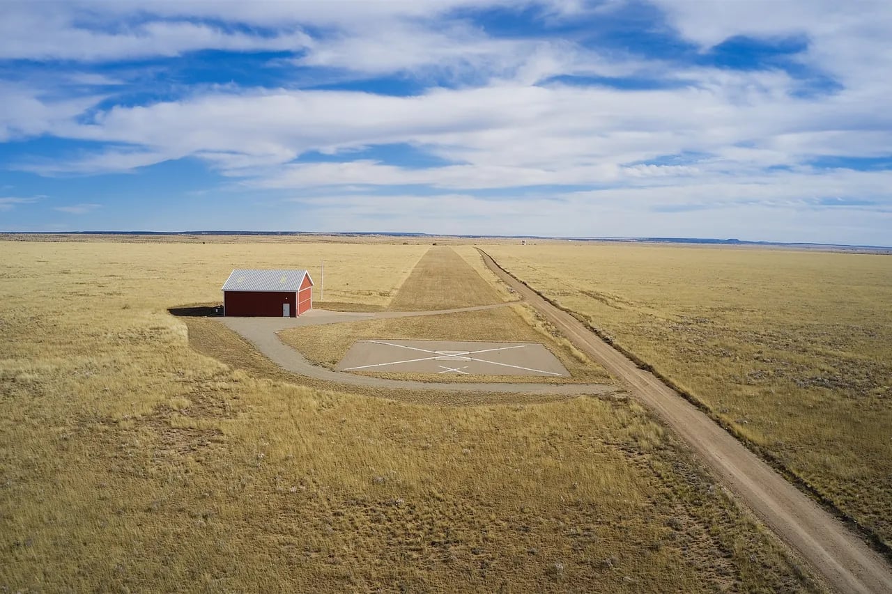 Infaltable: el helipuerto en Zorro Ranch. La propiedad cuenta,a demás, con pista de aterrizaje propia (foto: realtor.com)