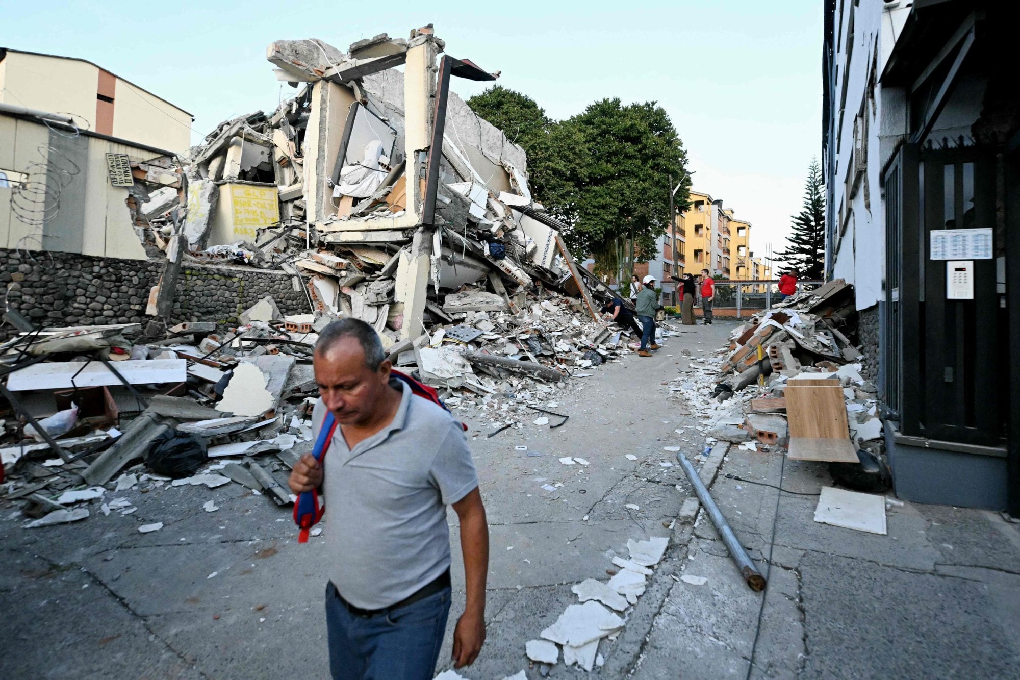 Siguen las tareas de rescate a contrarreloj, y hay cientos de muertos y desaparecidos tras el terremoto en Colombia