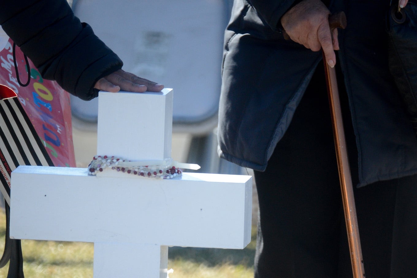 Malvinas: en una histórica ceremonia las familias de 90 soldados pudieron rendirles homenaje en tumbas con nombre, hubo aplausos para el militar británico que los sepultó