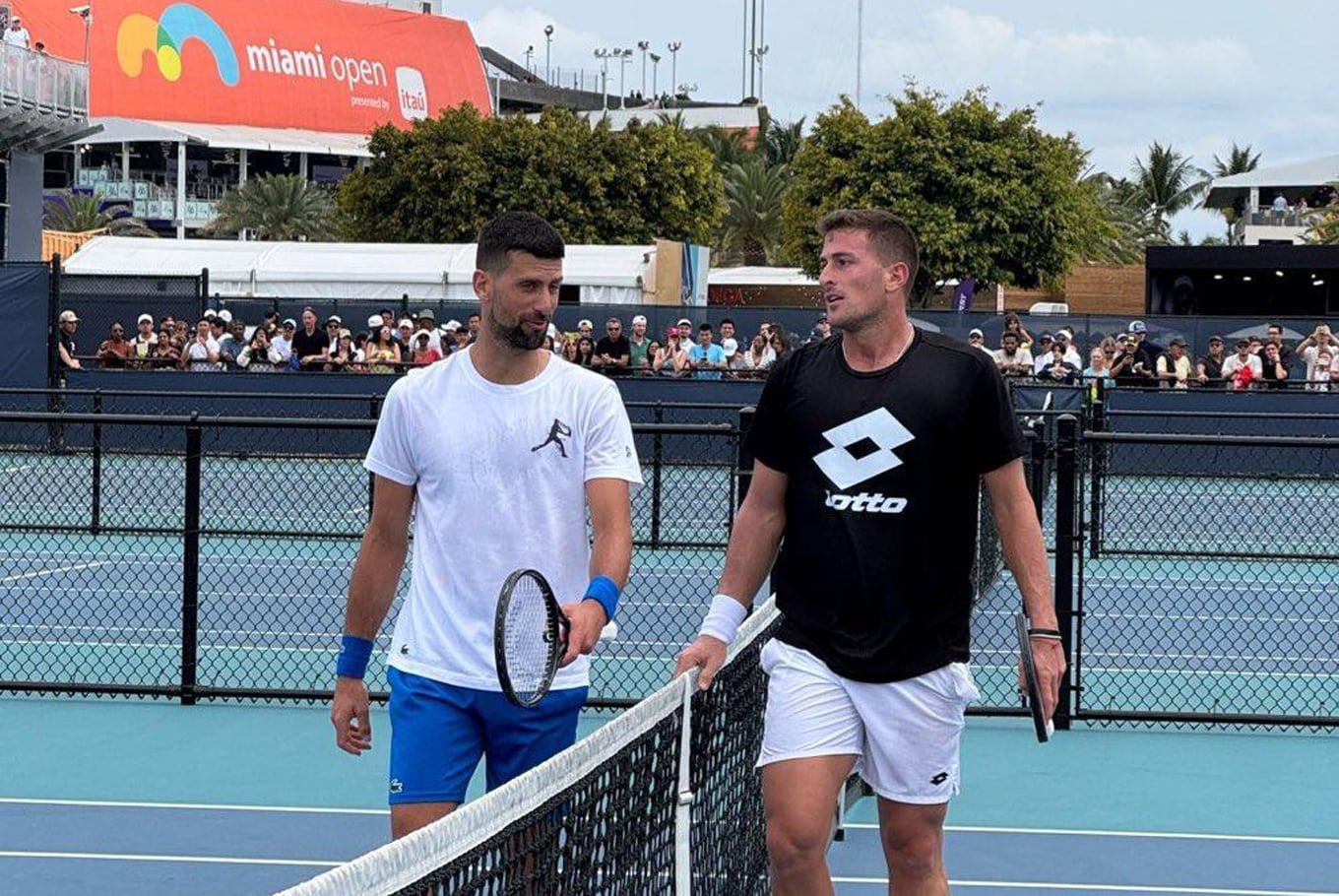 Djokovic y Gómez en una práctica para el abierto de Miami; antes del episodio, el argentino no tenía simpatía por Nole, por la rivalidad con Roger Federer y Rafael Nadal, pero el serbio es quien más se preocupó por él desde el impactante posteo.