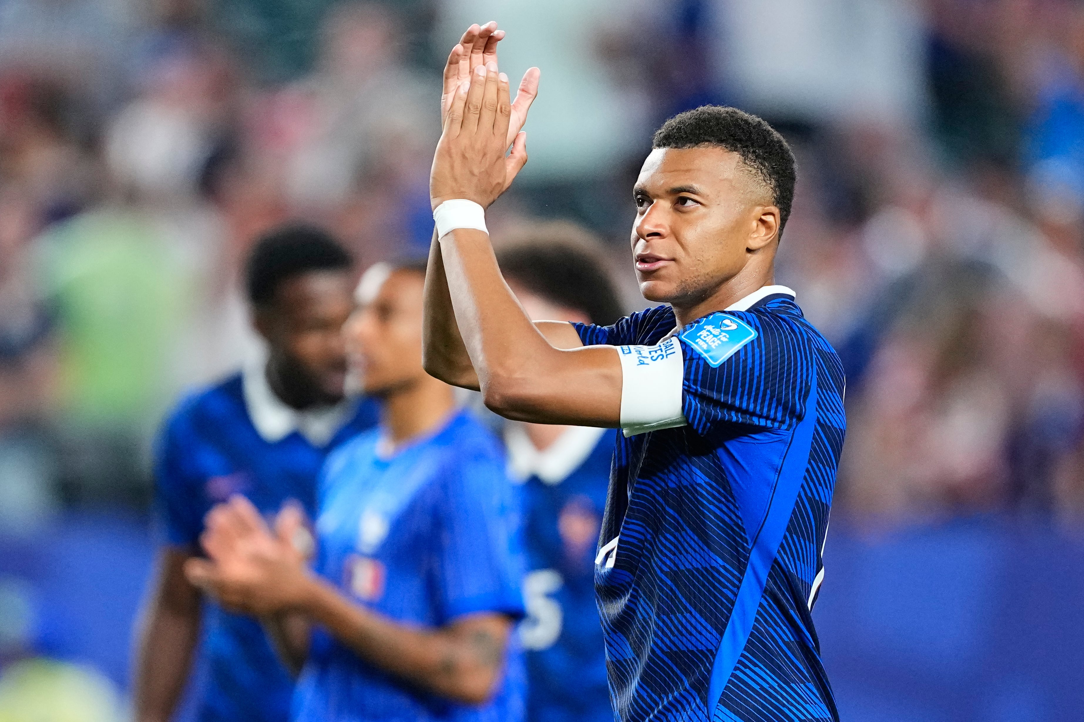 Kylian Mbappe agradece al público tras la victoria sobre Irak en el Mundial