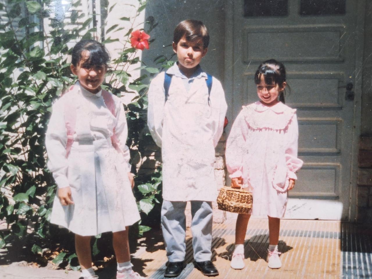 Junto a sus hermanas, María del Mar y Ana Belén, en su casa de San Rafael