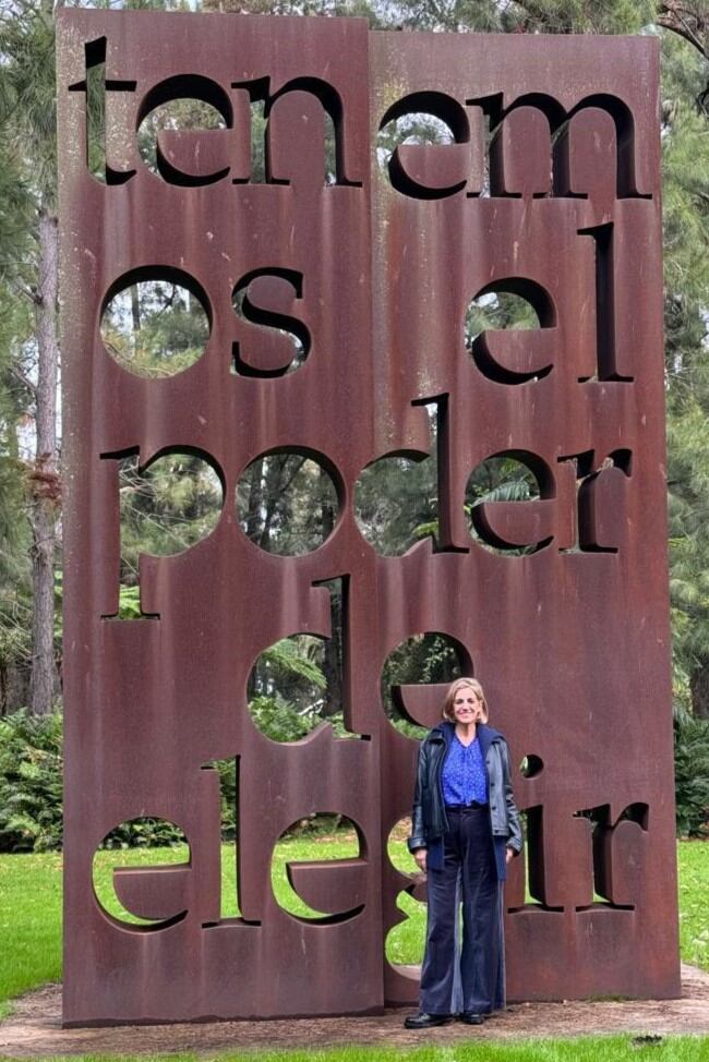 Uno de los planes que tiene Pía entre manos es, a pedido de los dueños de la isla El Descanso, reunir empresas para hacer allí un hotel. Acá, frente a una monumental obra de Marie Orenzanz dentro del predio