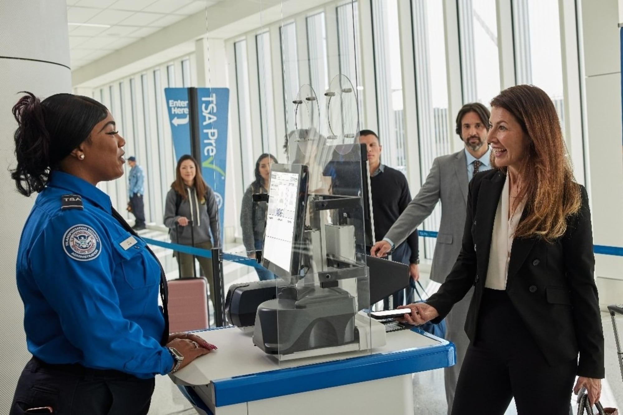 Solo cuatro estados (California, Iowa, Maryland y Virginia) permiten actualmente usar licencias digitales en teléfonos como identificación válida, aunque la TSA recomienda llevar siempre respaldo físico