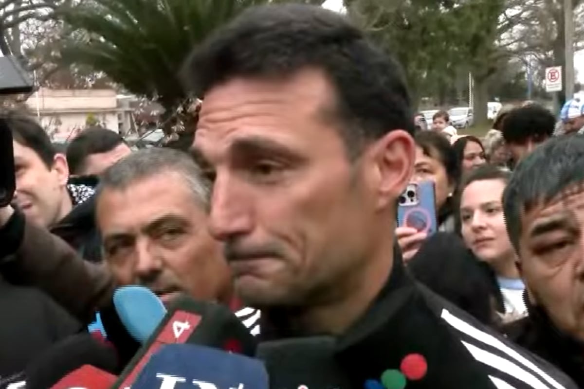 Lionel Scaloni, entrenador de la selección argentina, habla con la prensa desde su pueblo natal de Pujato