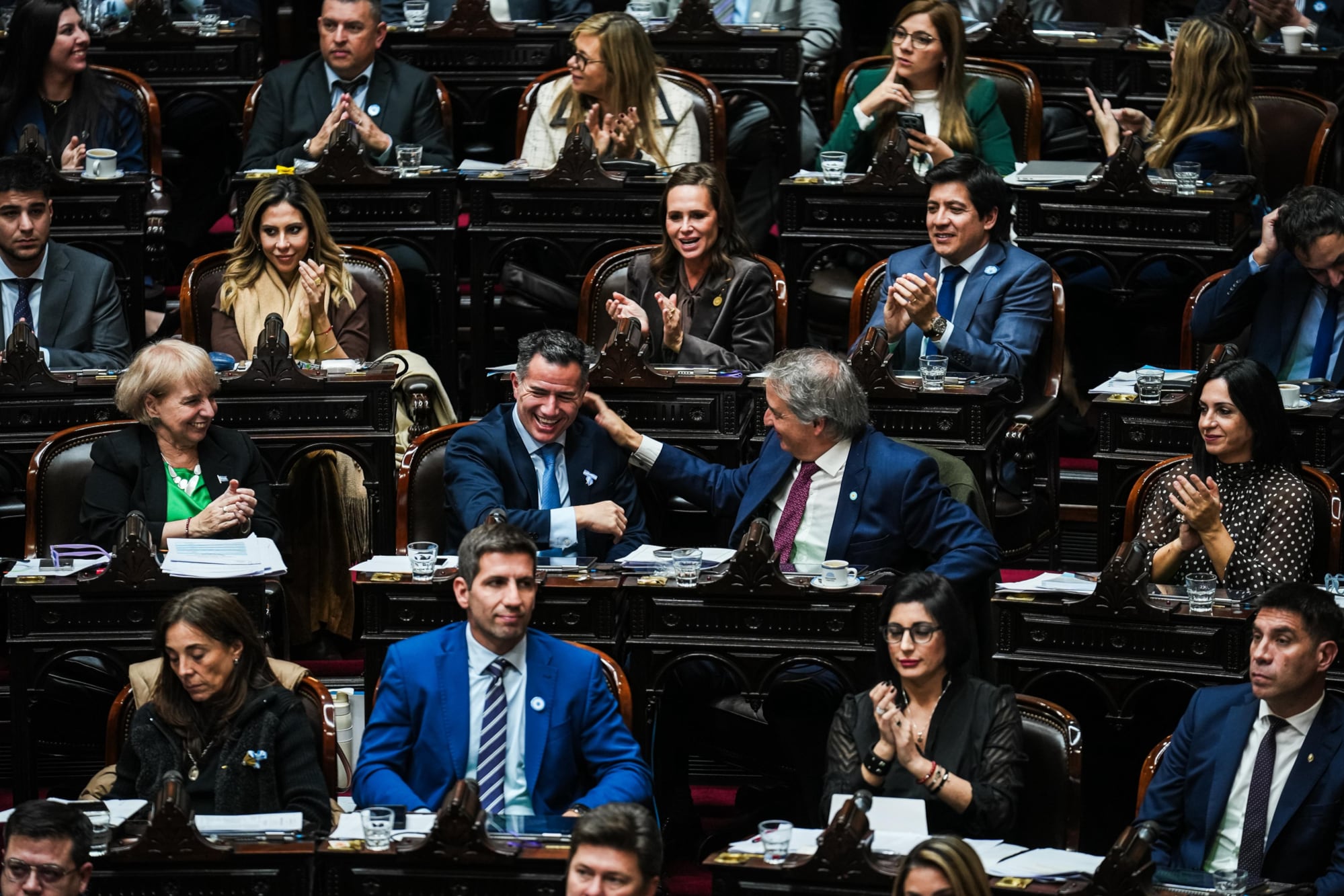 Parte del bloque libertario, en pleno festejo en el recinto