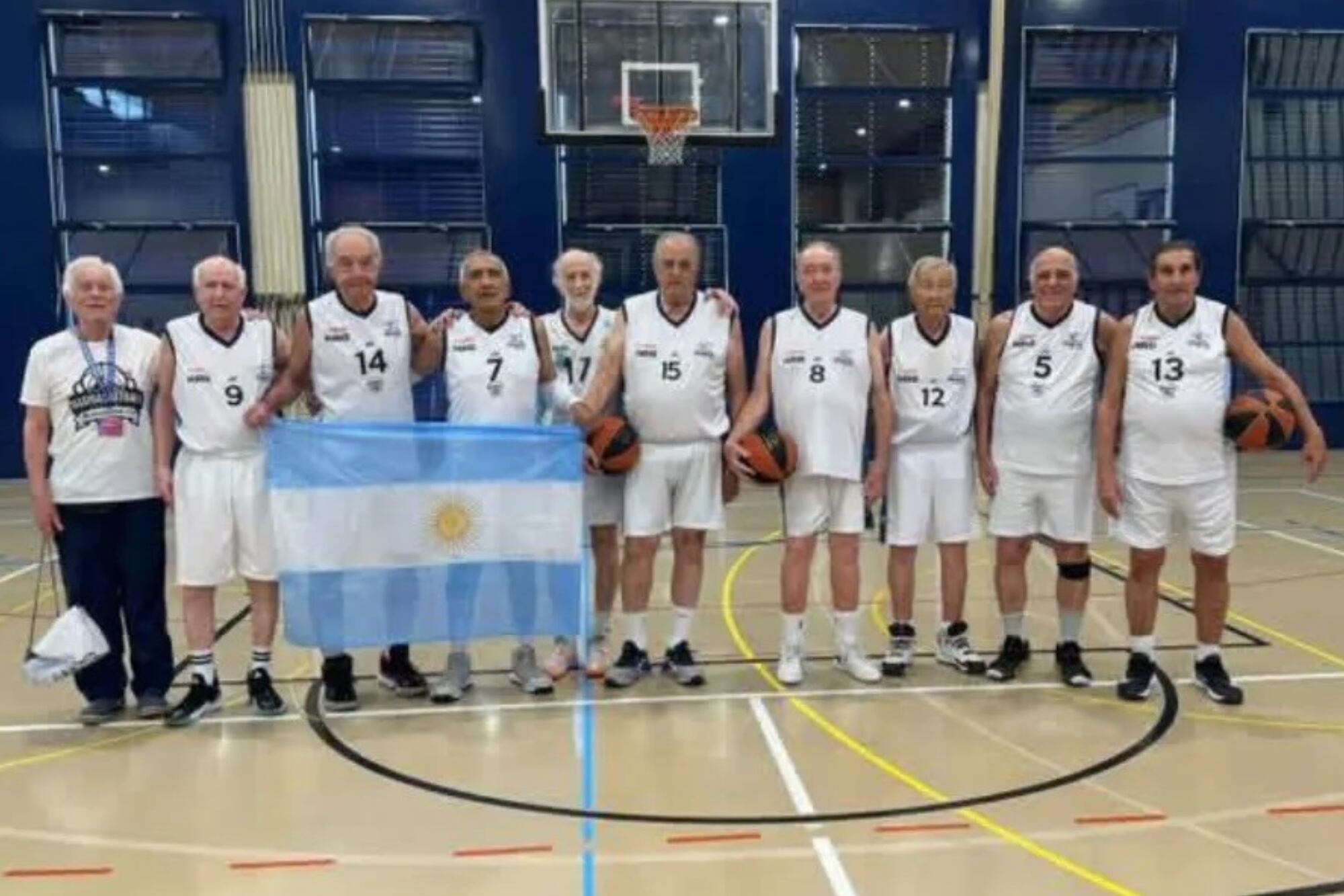 El plantel +80 que compitió en el campeonato de Maxibaloncesto en Suiza y quedó en el cuarto puesto
