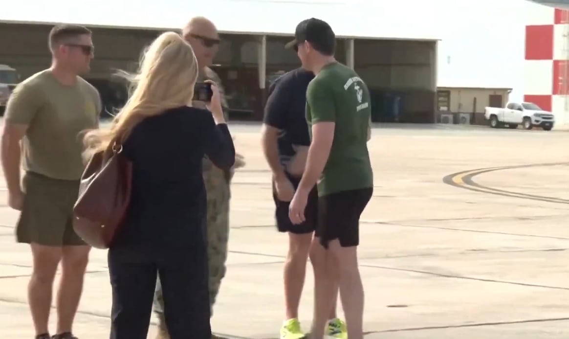 Pete Hegseth llegó a Guantánamo y lanzó una dura advertencia a Cuba 7 Hegseth, de shorts y remera de manga corta, saluda a las autoridades de la base naval de Guantánamo