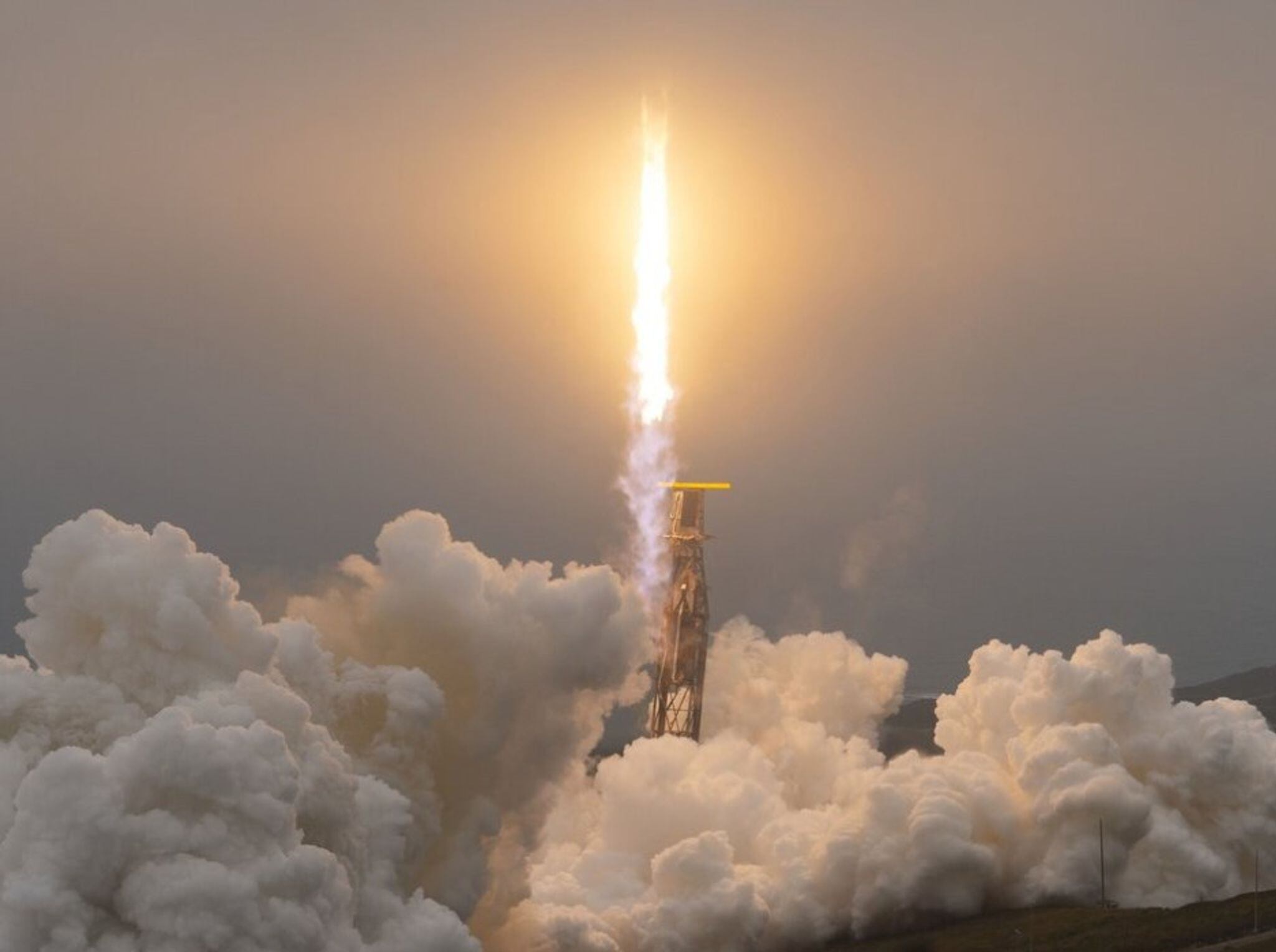 Para estudiar la turbulenta complejidad del trío nubes-aerosoles-radiación para influir en el clima, la Agencia Europea del Espacio y la japonesa Jacsa lanzaron en mayo el satélite EarthCARE