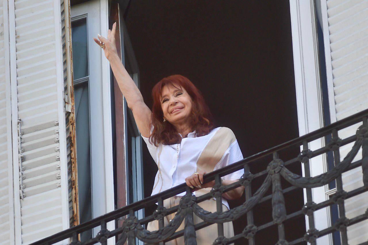 Cristina Kirchner la última vez que salió al balcón de San José 1111, el 9 de marzo