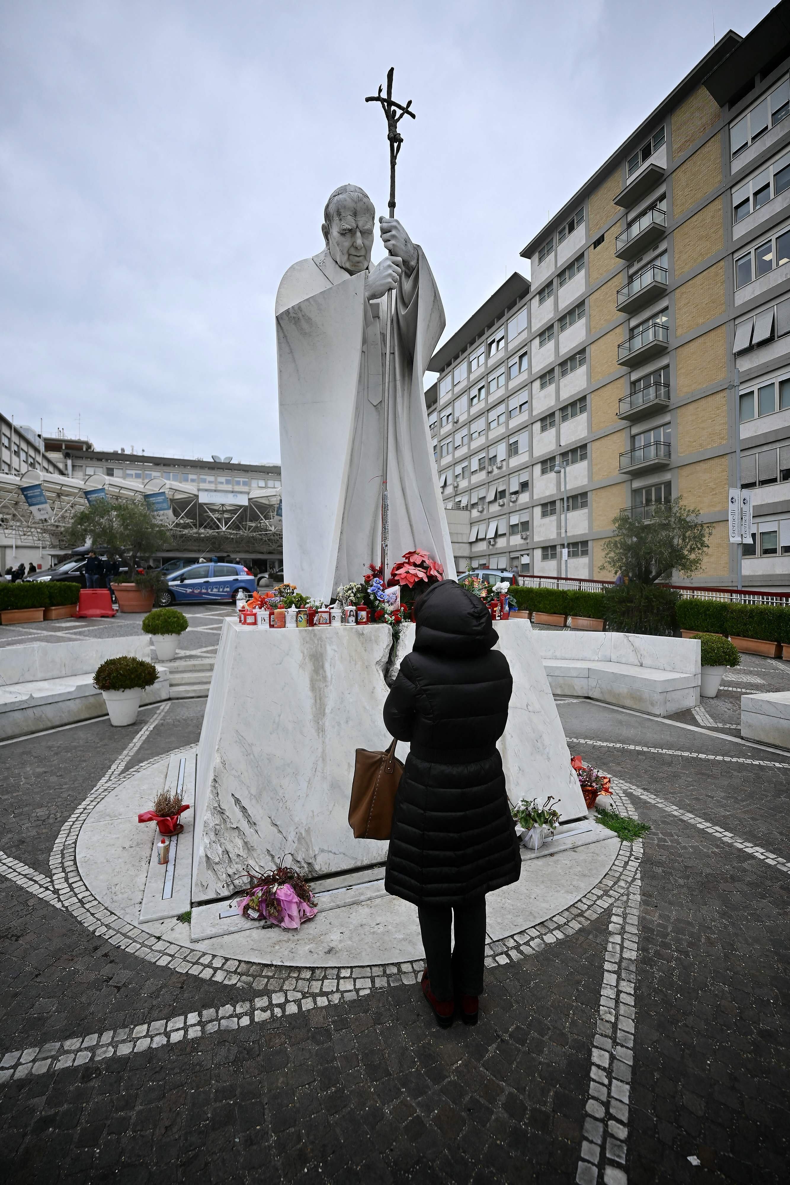 El Papa Francisco trabajó durante su cuarto día en el hospital el 17 de febrero de 2025, pero el hombre de 88 años enfrenta un