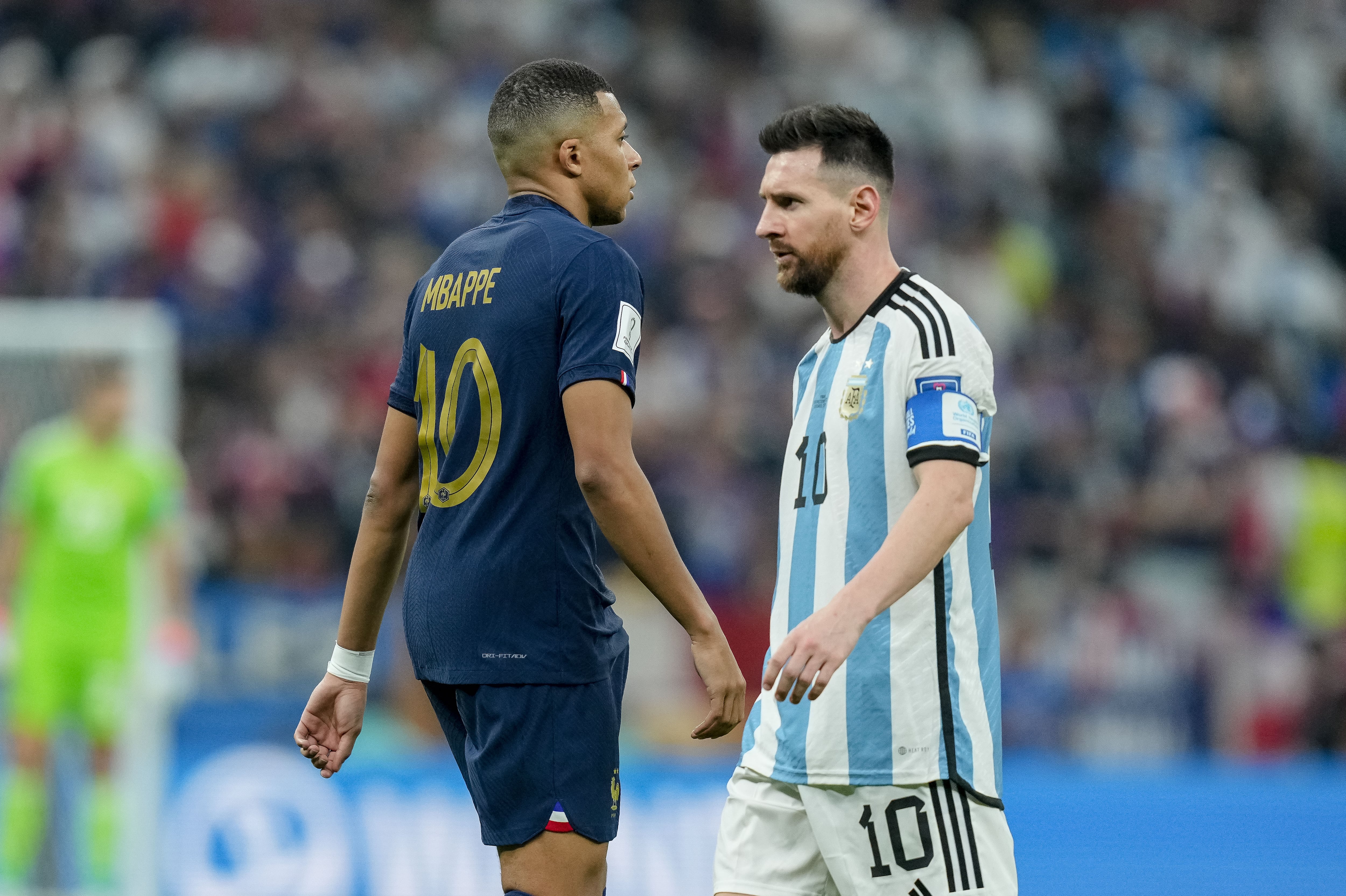 Kylian Mbappé y Lionel Messi, durante la tanda de penales de la final del mundo de Qatar 2022