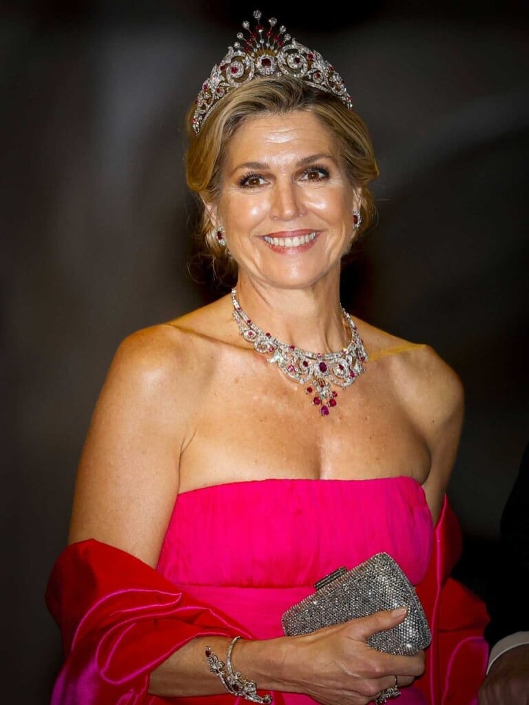 La monarca usó la tiara de rubíes conocida como “pavo real