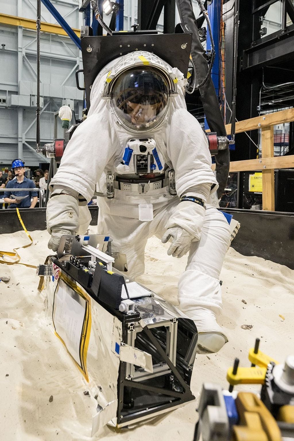 Sus conexiones eléctricas y mecánicas fueron diseñadas para que los astronautas con trajes espaciales pesados puedan manipularlo e instalarlo con total seguridad