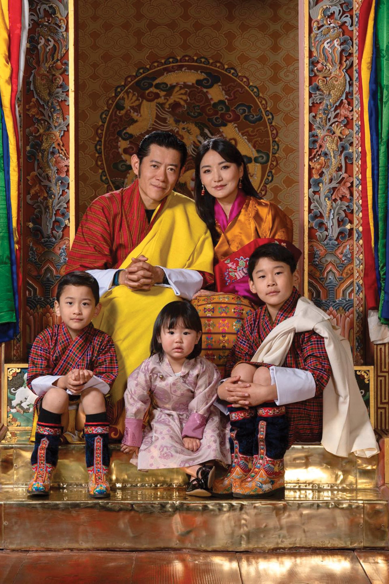 Jetsun Pema posa junto con su marido, Jigme
Khesar Namgyel Wangchuck, y sus tres hijos: los príncipes Jigme Namgyel (8), Jigme Ugyen (5) y Sonam Yangden (1). Realizada el mes pasado por el reconocido fotógrafo francés Stéphan Gladieu, la foto fue tomada en Tashichho Dzong, el edificio que es la sede de gobierno butanés.