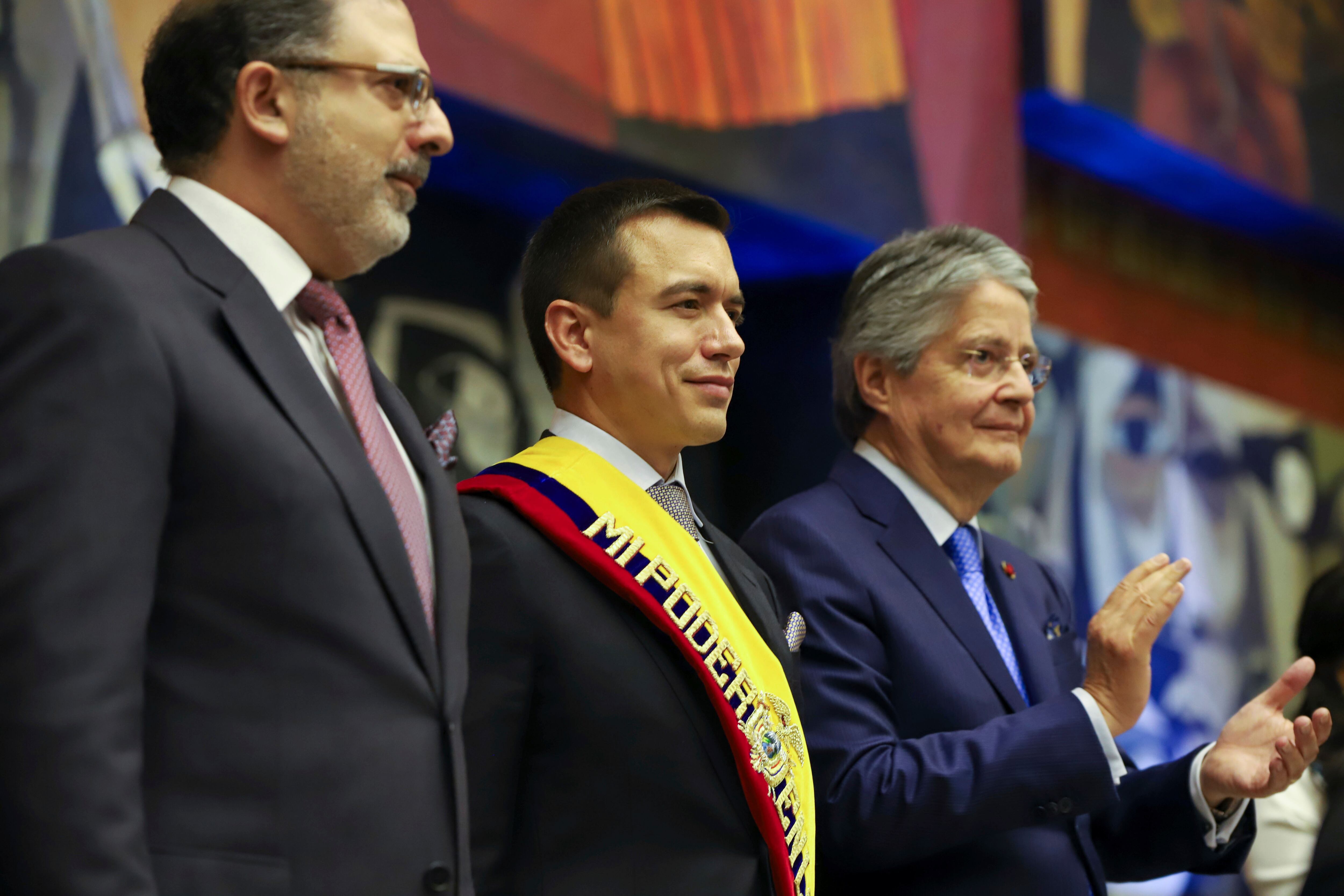 El presidente Daniel Noboa, con la banda presidencial, está flanqueado por el presidente de la Asamblea Nacional, Henry Kronfle, a la izquierda, y el presidente saliente Guillermo Lasso durante la ceremonia de juramentación de Noboa en la Asamblea Nacional en Quito, Ecuador, el jueves 23 de noviembre de 2023. (AP Foto/Juan Diego Montenegro)