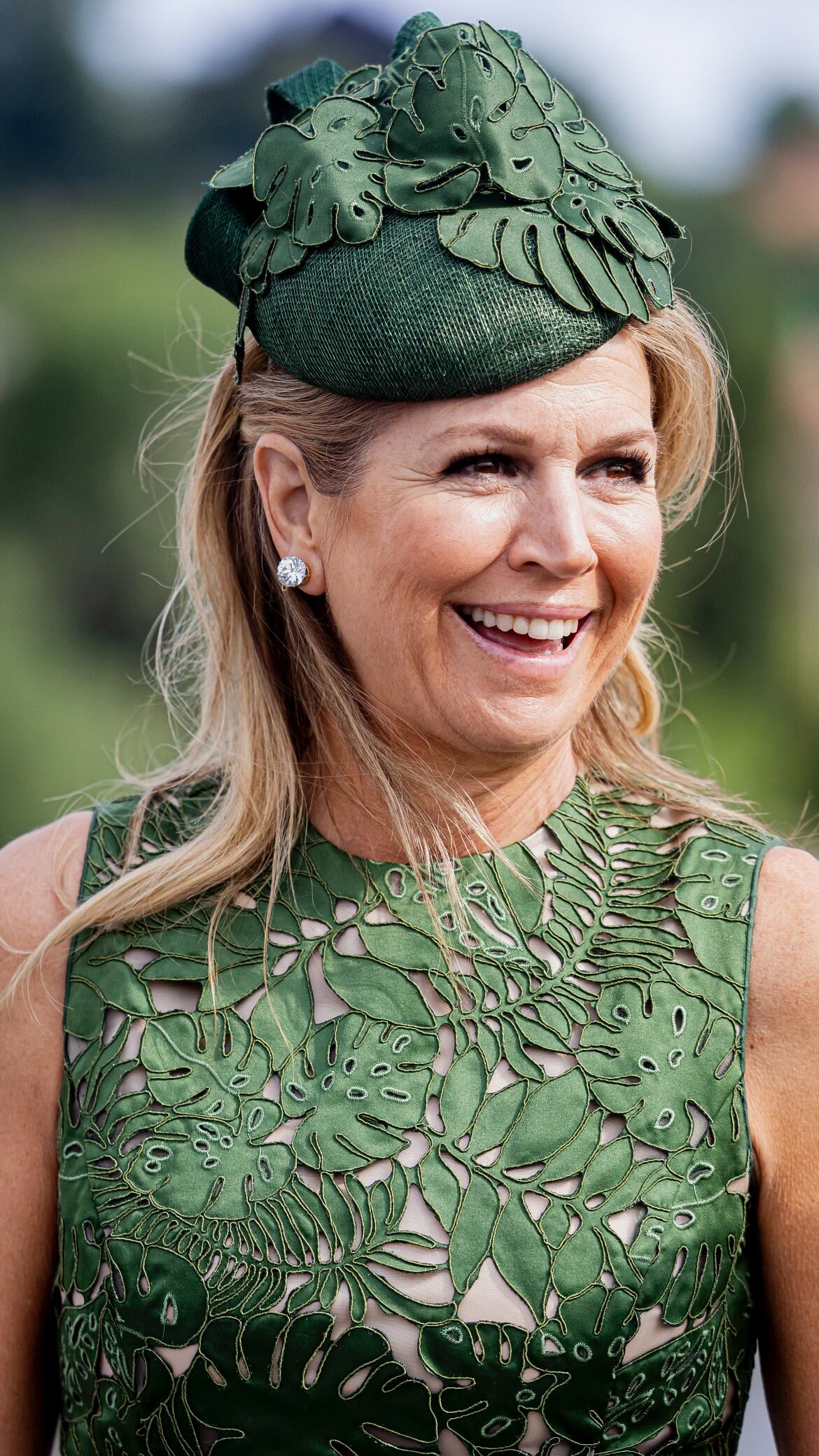 Complementó el look con un tocado confeccionado con las mismas hojas del vestido (Foto: Instagram @patrickvkatwijk)