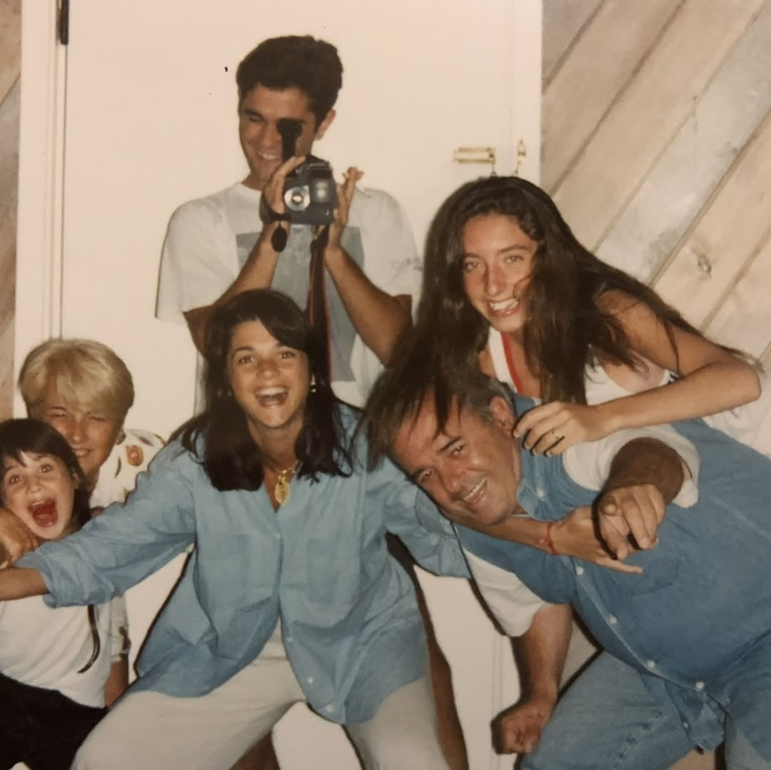 Araceli González junto a su familia