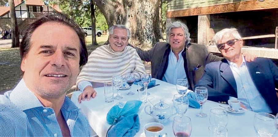 Alberto Iribarne junto a Luis Lacalle Pou y Alberto Fernández