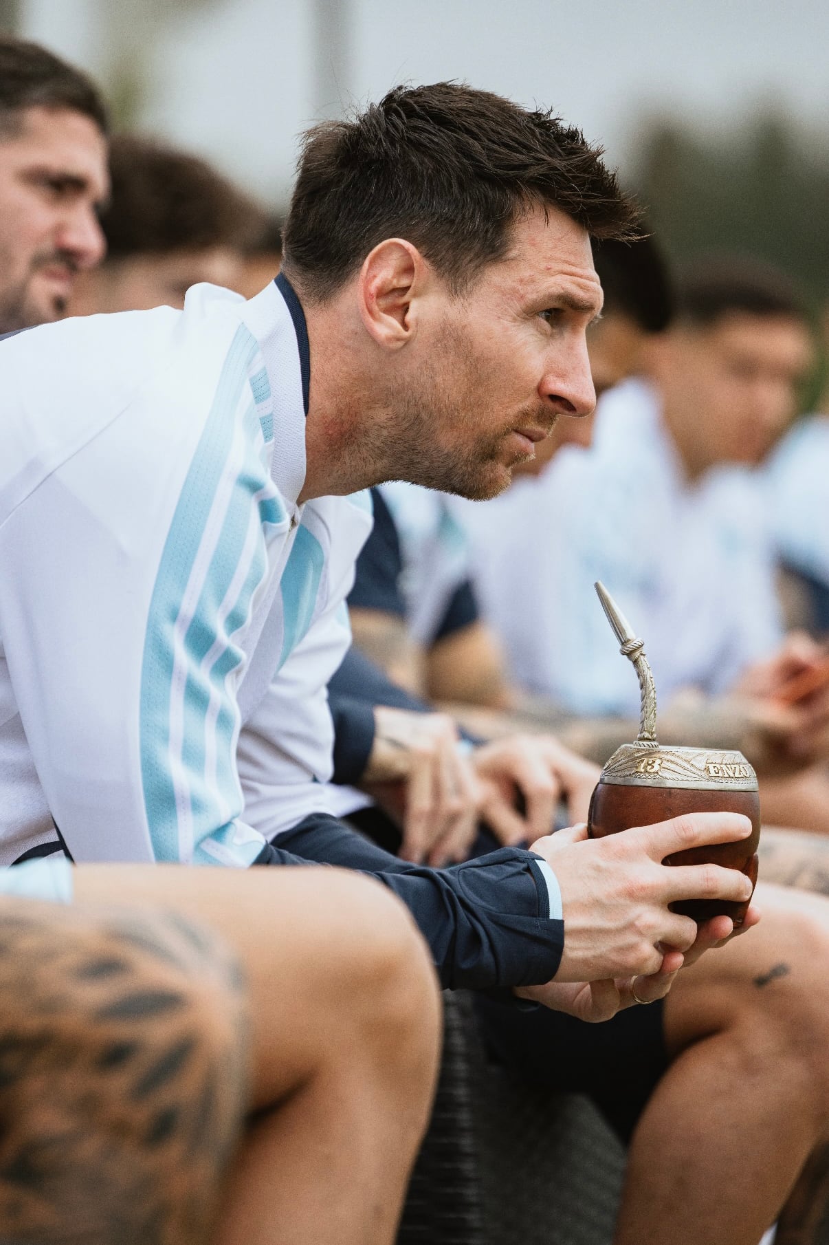 La selección argentina venció 1-0 a la Sub 20, mientras Scaloni piensa en variantes para jugar ante Zambia 10 Lionel Messi tomando mate mientras observa el ensayo entre la selección mayor y la Sub 20