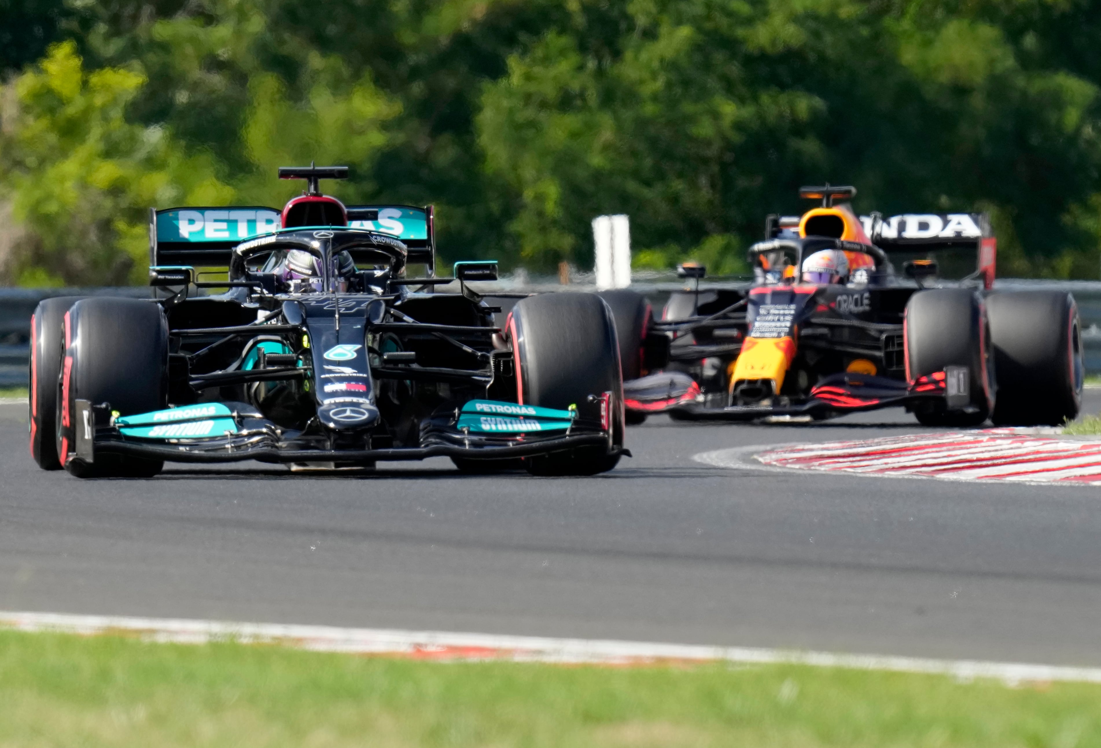 Hamilton luchando en la pista con Verstappen, que fue noveno en esa carrera de Hungría. Ambos pelearon el campeonato 2021 hasta la última vuelta en Abu Dhabi y festejó Max