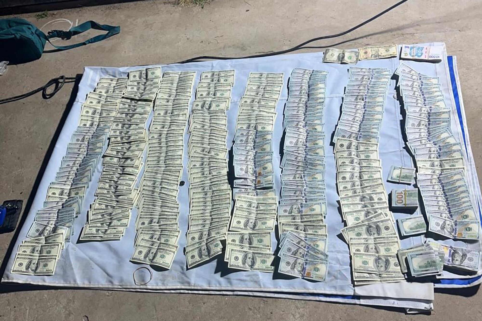 Los dólares secuestrados en poder de la víctima