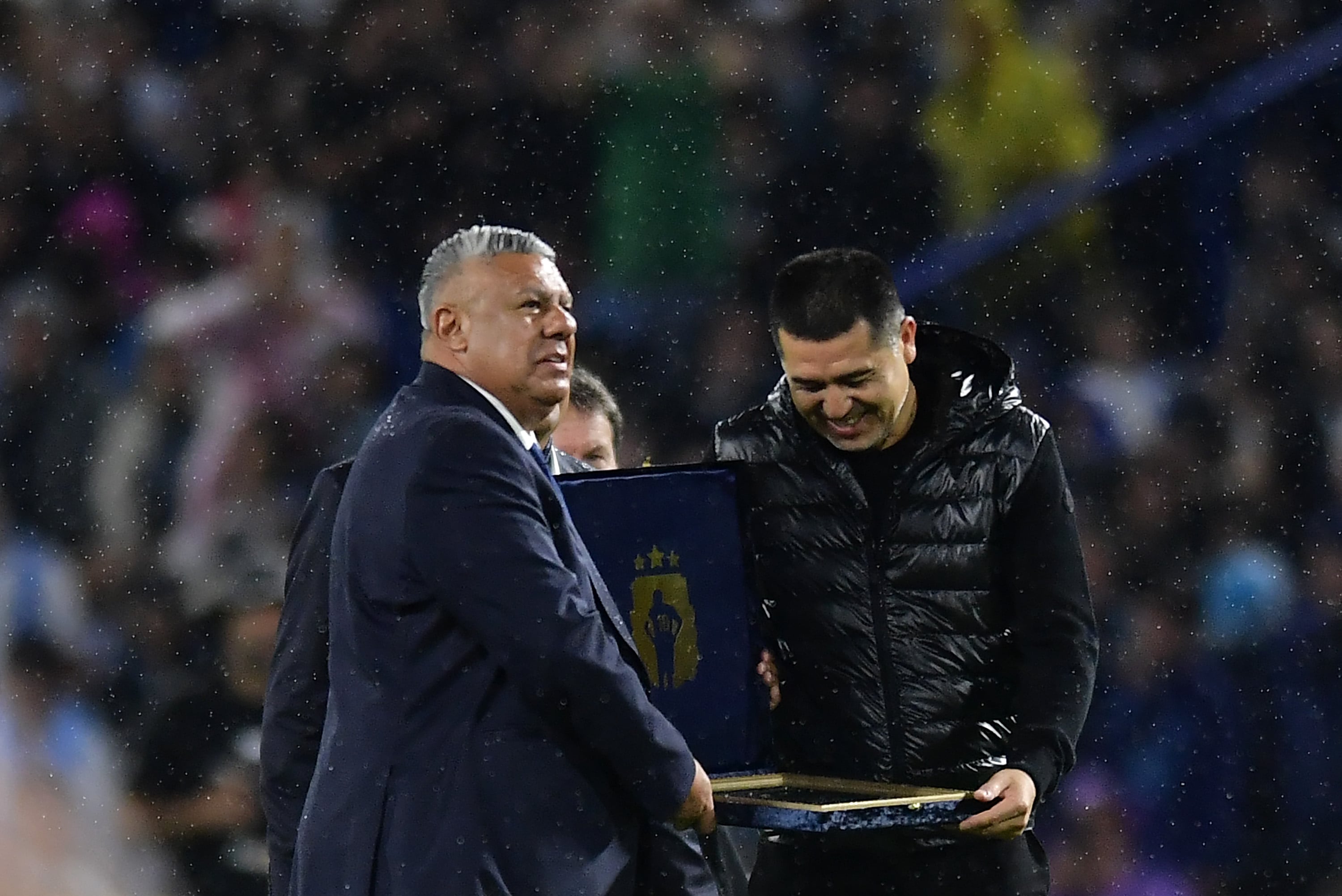 Claudio Tapia despertó los silbidos e insultos del público en la cancha de Boca, cuando le entregó una plaqueta a Riquelme antes del amistoso de la selección ante Mauritania