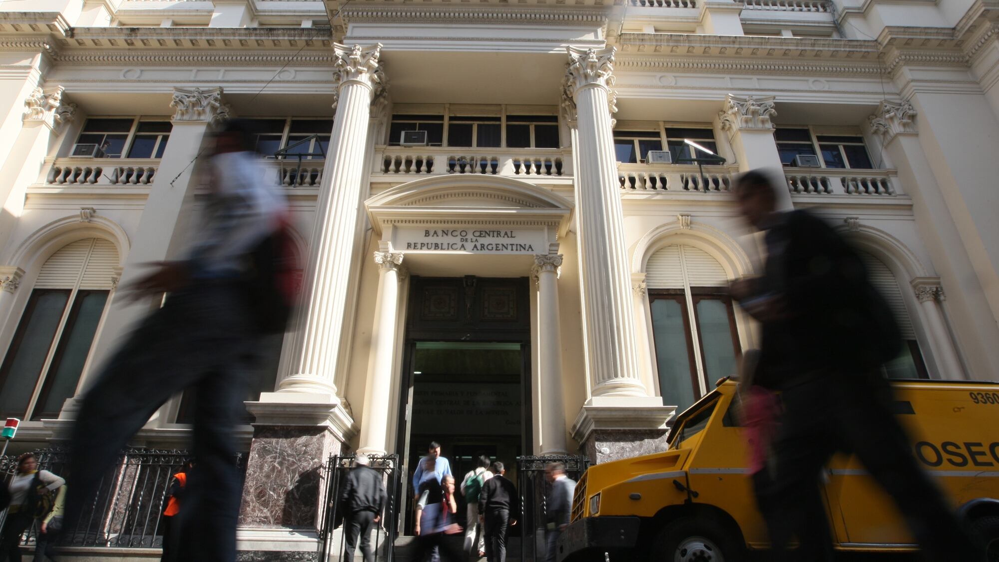 El Banco Central dispuso que las personas física solo puedan comprar US$100, pero pueden comprar dólares de manera ilimitada a través del home banking