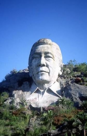El busto de Ferdinand Marcos, de unos 30 metros de altura, se levantó en una montaña del norte de Filipinas