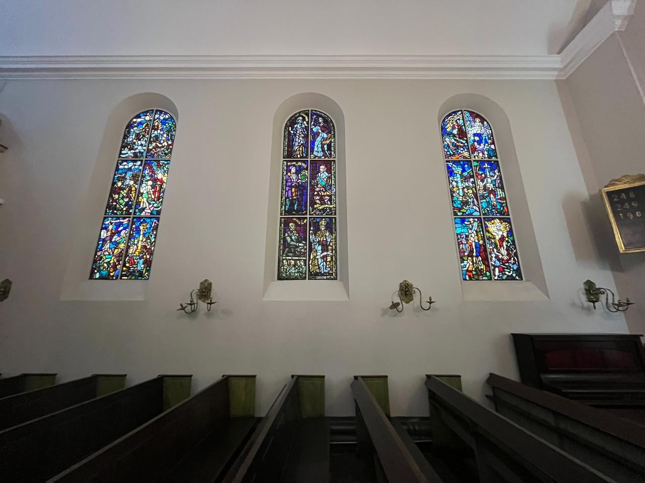 Los vitrales representan imágenes de La Biblia y de la historia fundacional del templo