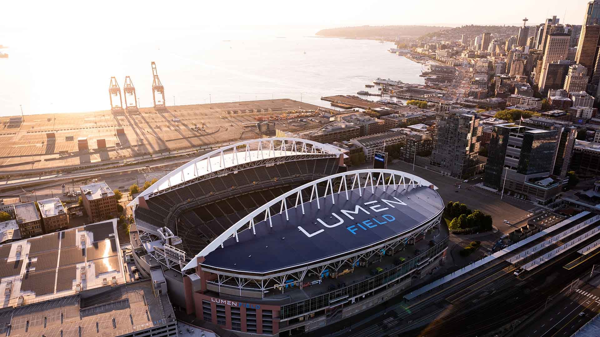 El Lumen Field es al aire libre y es la fortaleza de los equipos Seattle Sounders de la MLS y los Seattle Seahawks de la NFL (lumenfield.com)