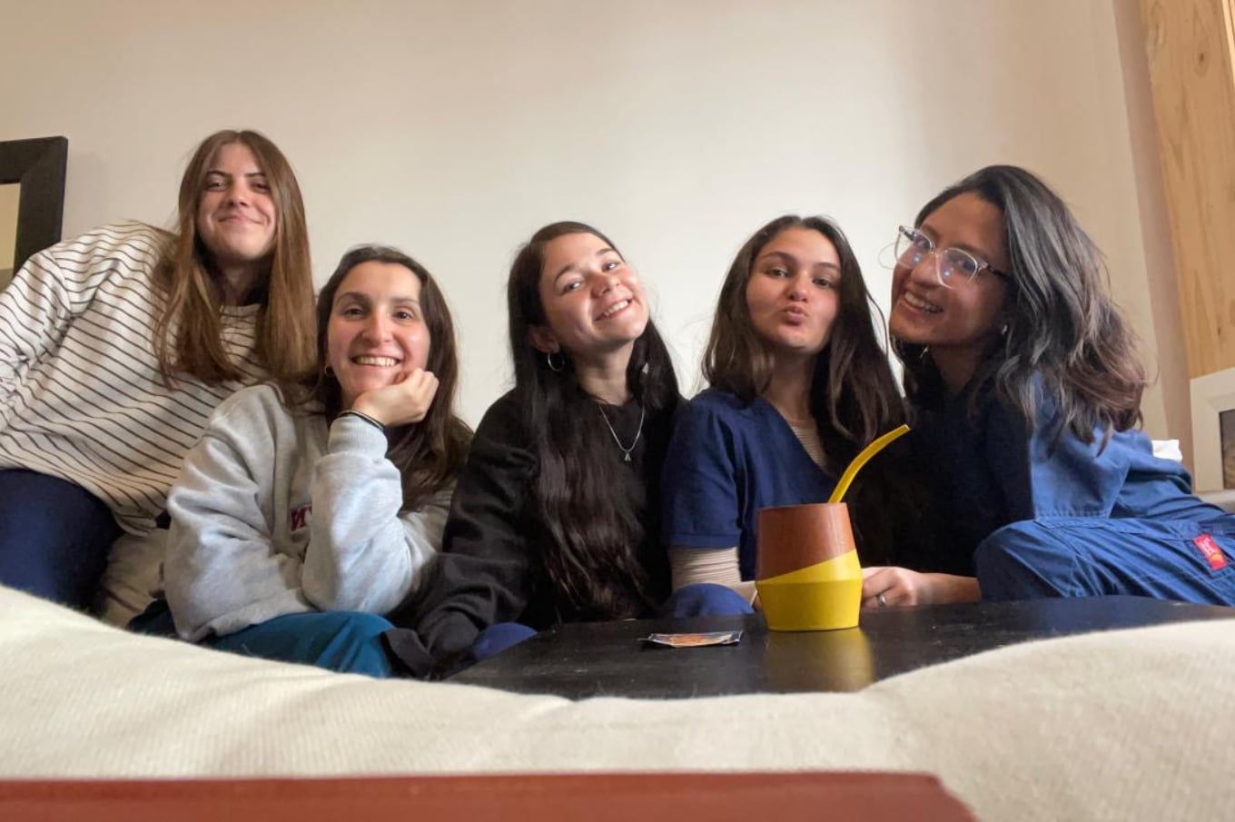Pia, junto a algunas de sus amigas en Argentina.
