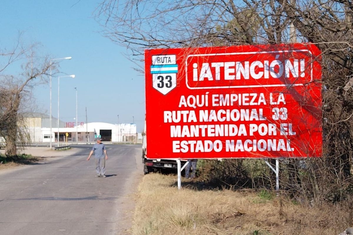 Cartel que señaliza dónde comienza la ruta nacional 33; la Justicia acusó al Gobierno por su deterioro