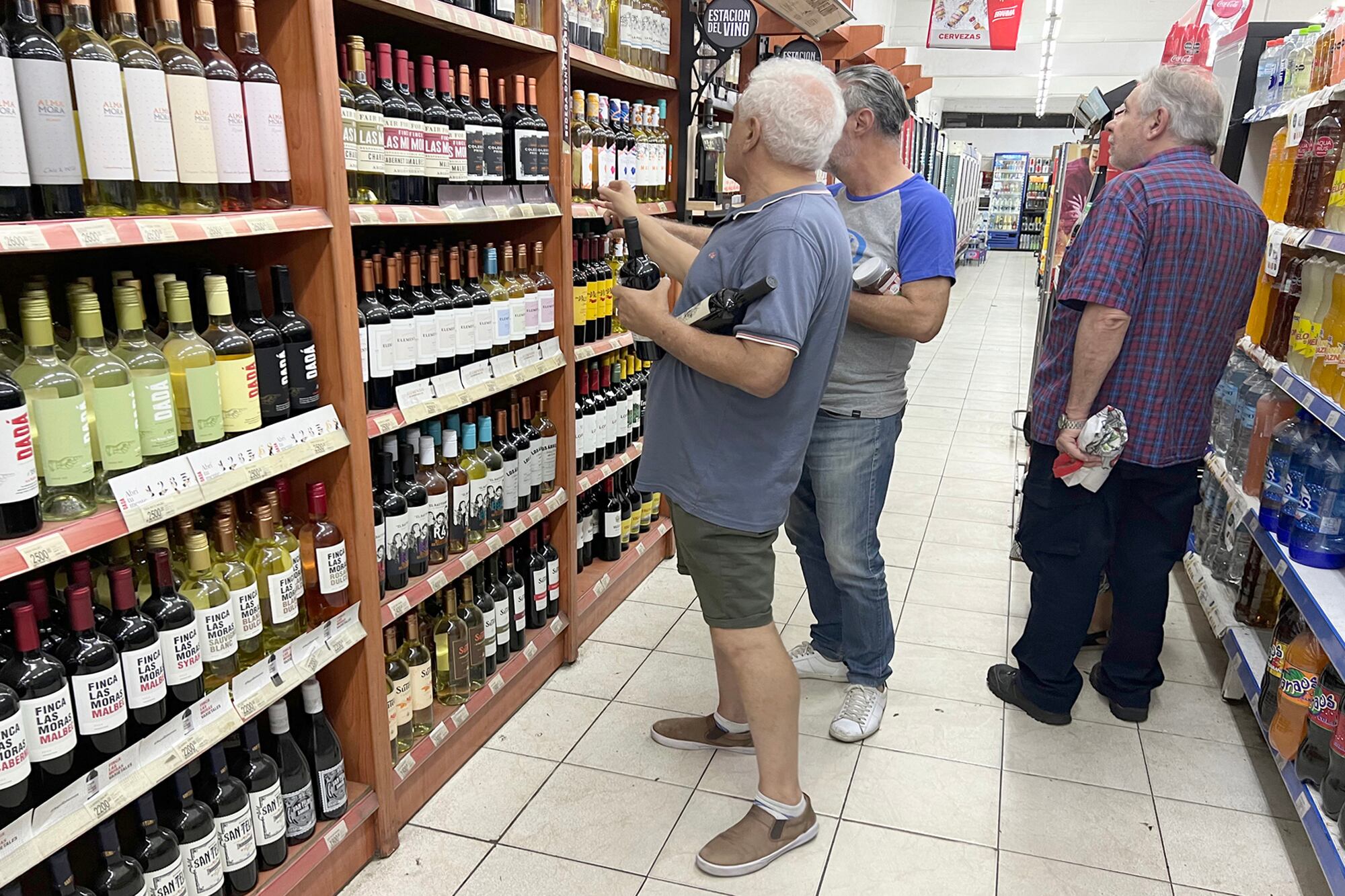 La categoría de bebidas con alcohol es la que muestra los peores resultados y en los primeros meses de 2025 profundizó su caída