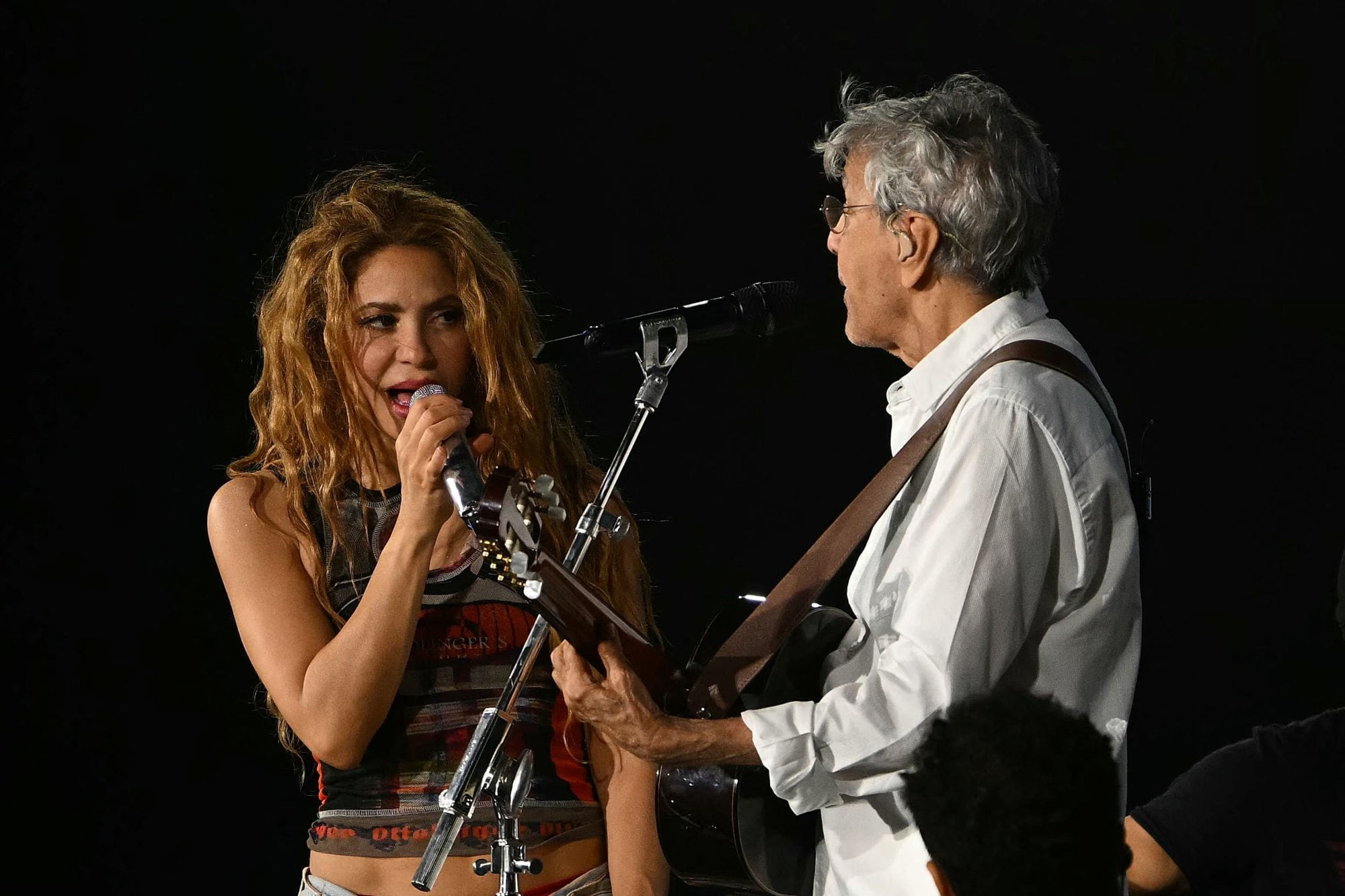 Shakira junto a uno de los invitados especiales de su show, Caetano Veloso