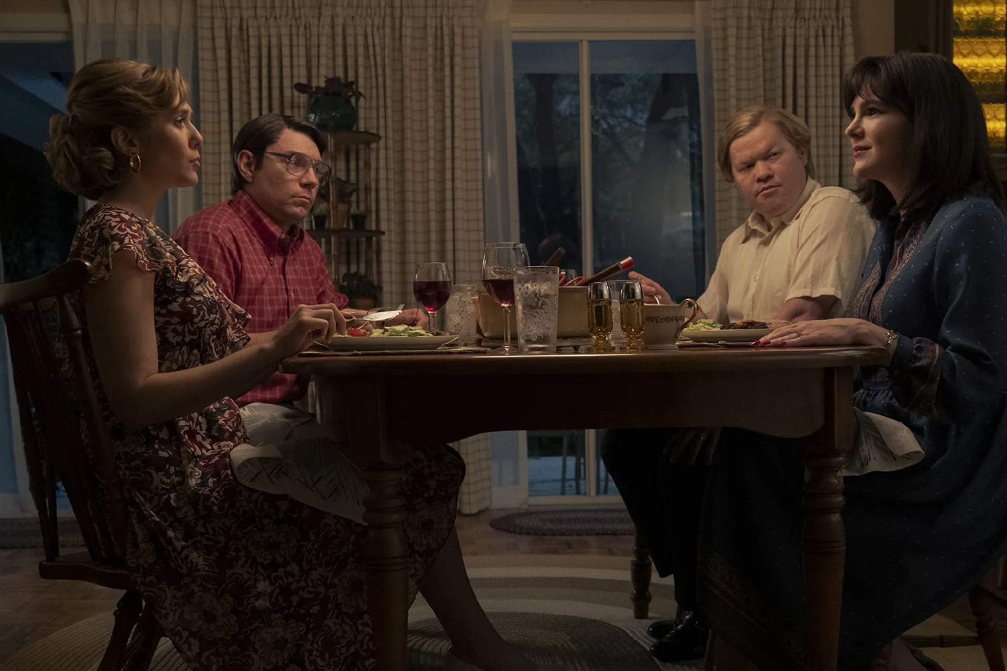 La serie está protagonizada por Elizabeth Olsen, Patrick Fugit, Jesse Plemons y Lily Rabe