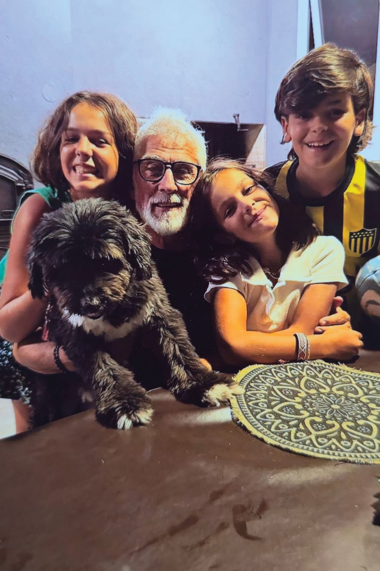 Eduardo junto a sus tres
nietos, Jacinta, Olivia y Ramón