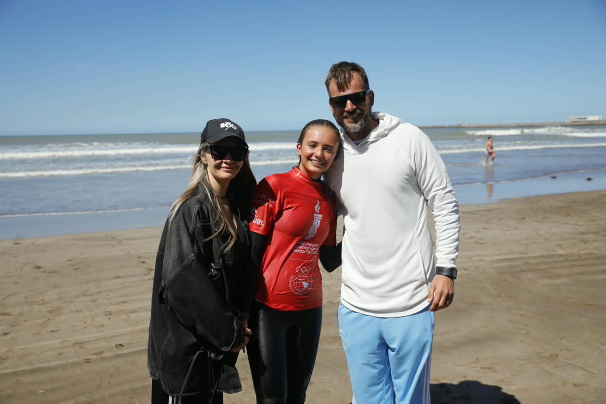 Isabella Assman, con Melina Pitra y Fabián, sus padres