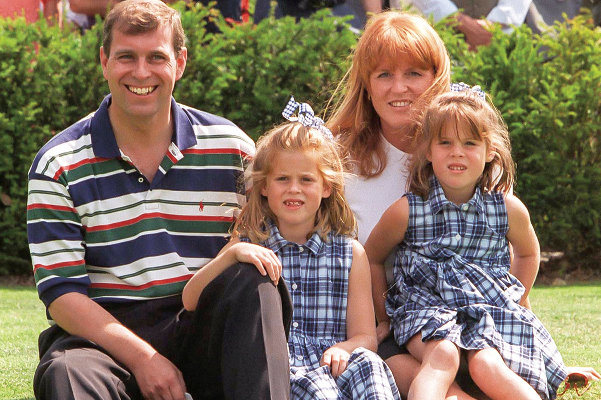 Junto a sus dos hijas, las princesas Beatriz y Eugenia, en 1996, cuatro años después de haberse divorciado