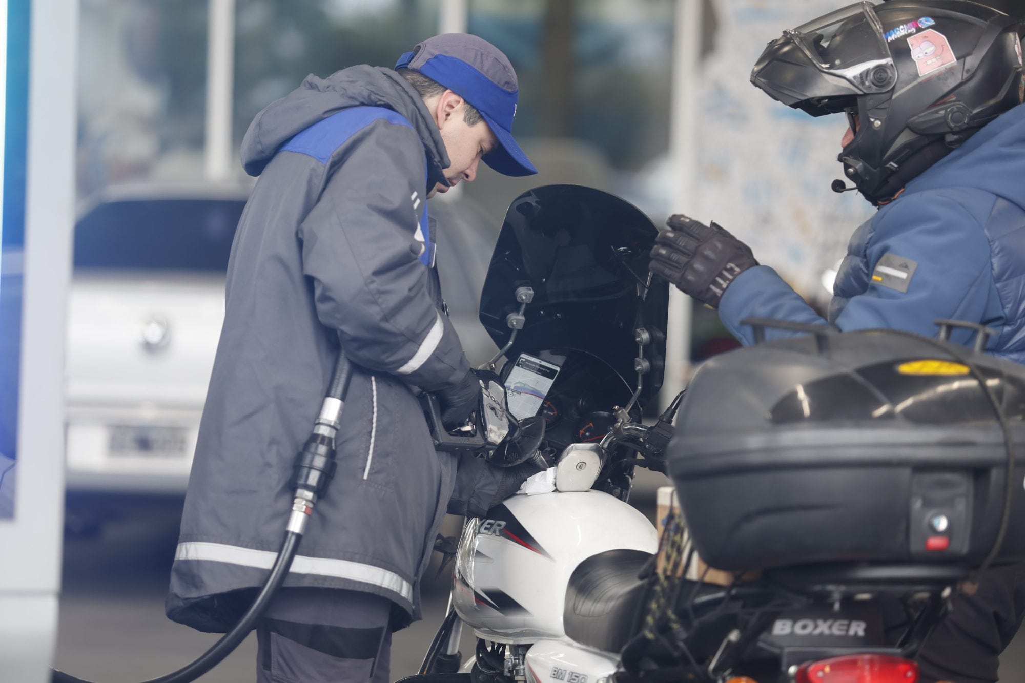El petróleo retoma la suba y aleja la baja de los combustibles