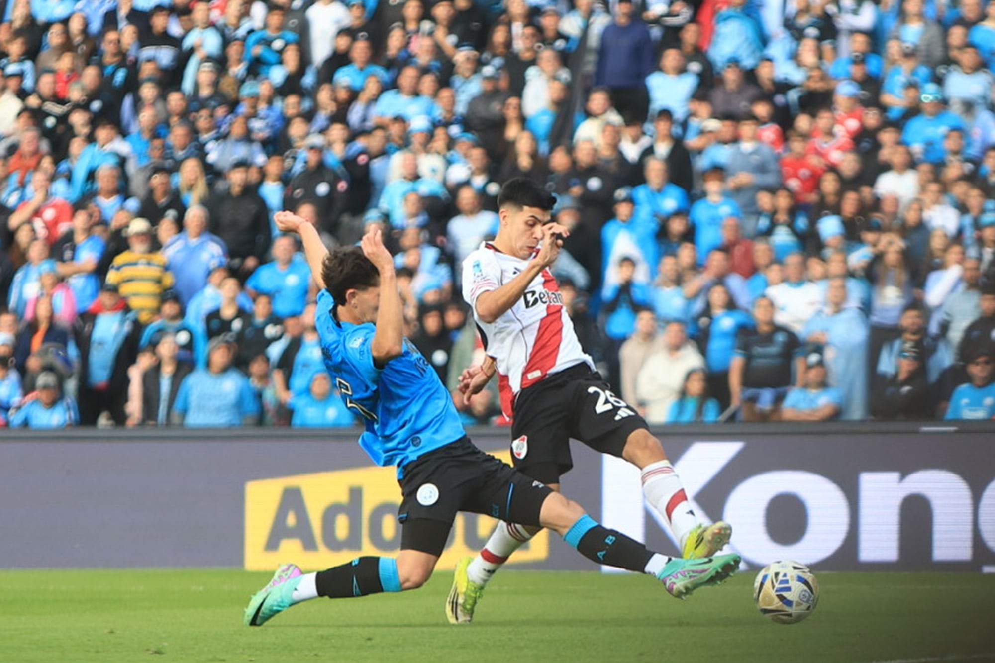 El remate de Tomás Galván que no llega a tapar Agustín Falcón