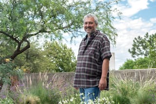 Se quedó sin trabajo, cumplió el sueño de recuperar la tierra con plantas nativas y hoy tiene su propio emprendimiento