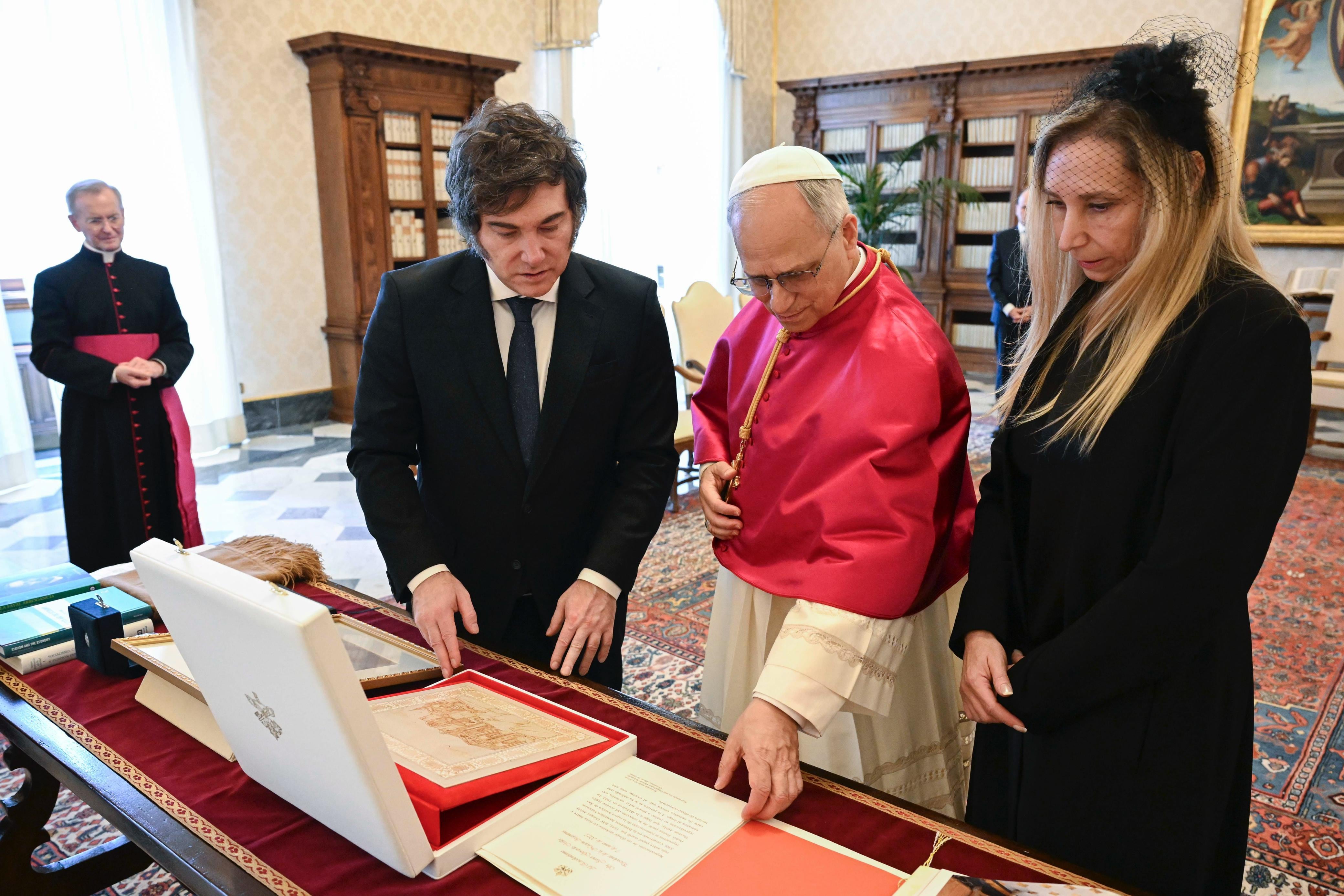javier milei y su hermana Karina estuvieron con el papa leon XIV el 7 de junio de 2025 en el Vaticano