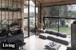 Diseñó su casa como un galpón en apariencia común, pero que se despliega ladera abajo.