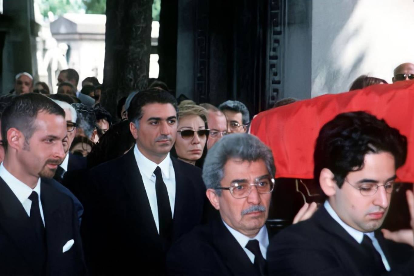 Farah Diba en el funeral de su hija Leila, que falleció en 2001
